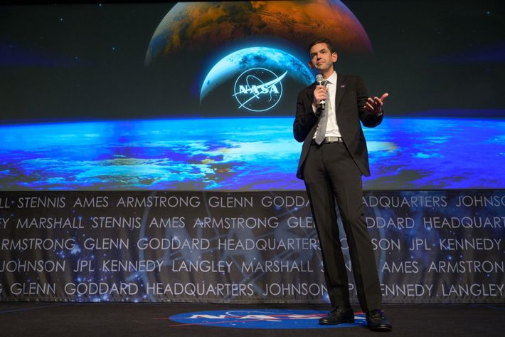 Jared Isaacman.jpg En man står på en scen och håller en mikrofon