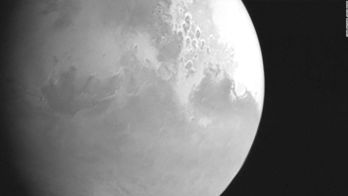 Tianwen-1:s första bild på Mars
