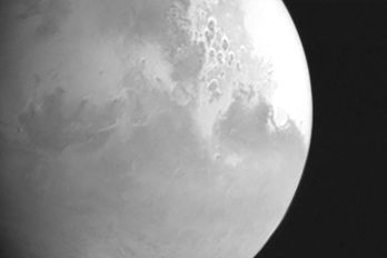 Tianwen-1:s första bild på Mars