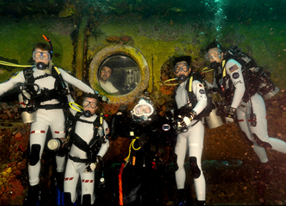 NEEMO 16 utanför Aquarius.