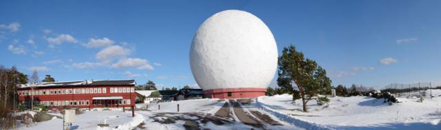 Ett snöigt Onsala rymdobservatorium.