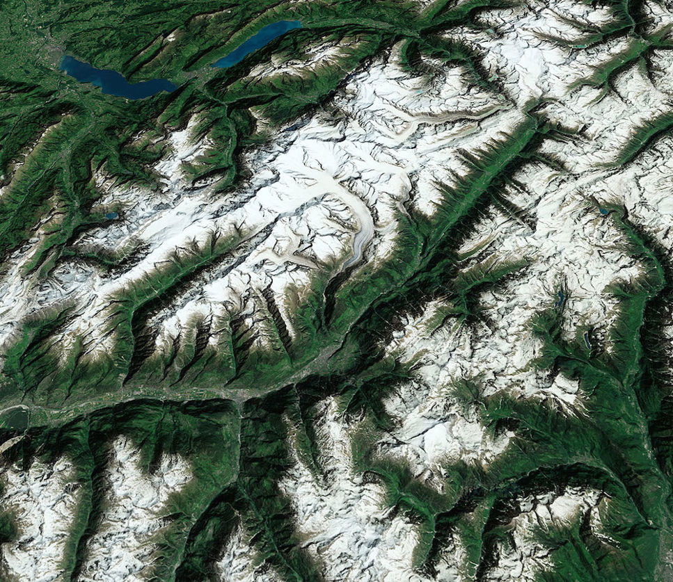 Satellitbild över Aletschglaciären i Alperna.