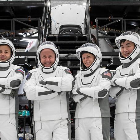 Crew 11.jpg En besättning med astronauter i rymddräkter framför en rymdfarkost