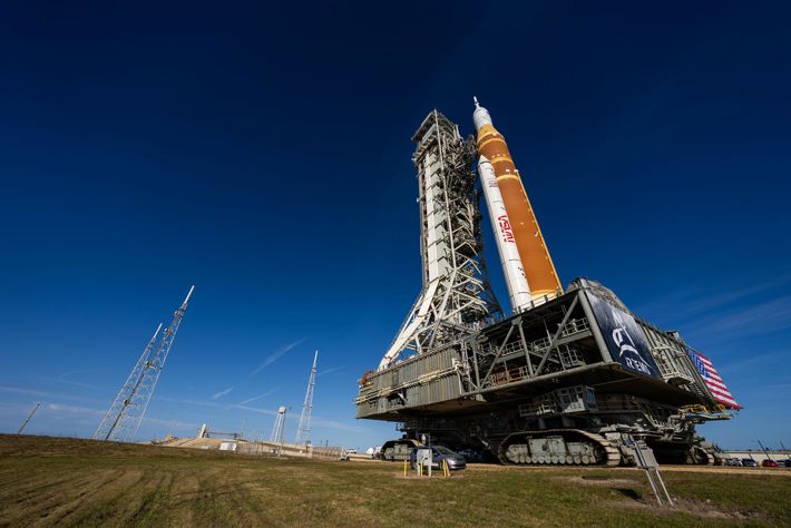 En rymdraket på en stor maskin som rullar ut mot en ramp