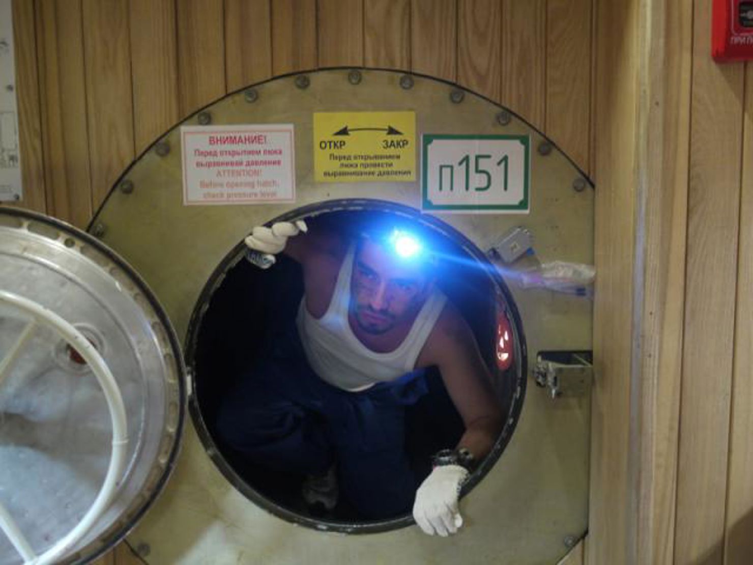 Diego Urbina, en av besättningsmedlemmarna, tittar ut från luckan inne på Mars500 anläggningen