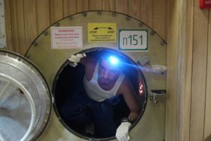 lucka_mars500.jpg Diego Urbina, en av besättningsmedlemmarna, tittar ut från luckan inne på Mars500 anläggningen