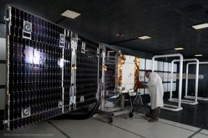 og2rfchamber1_kalla_sierra_nevada_corporation.jpg Orbcom-satelliten innan uppsändning.