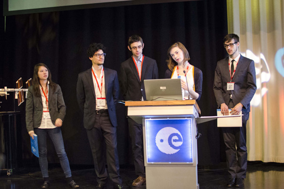 Studenterna i Sled-teamet presenterar sitt projekt inför expertpanelen.