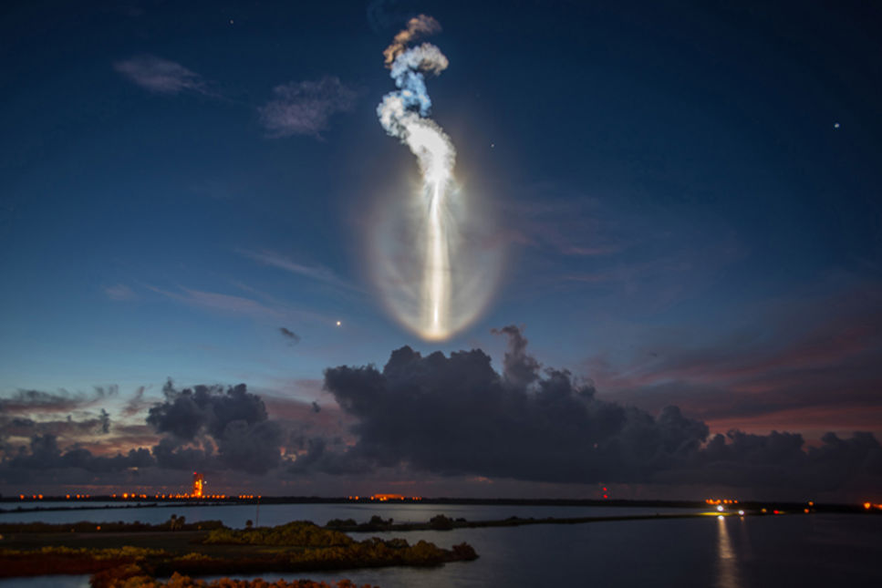 En raket lyfter från Cape Canaveral i Florida, USA.