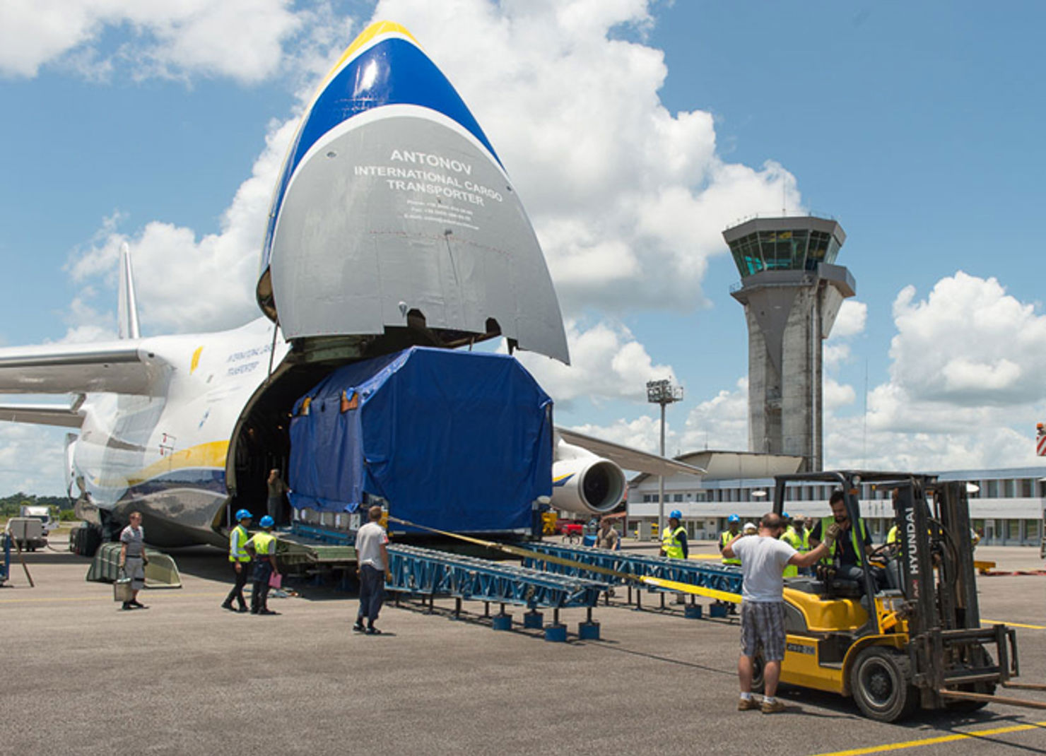 Telecomsatelliten GSAT-15 anländer med flyg till sin uppsändningsplats i Franska Guyana.