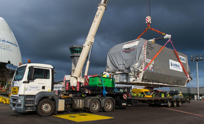 Satelliten Arabsat-6B lastas av ett flygplan inför sin uppsändning.