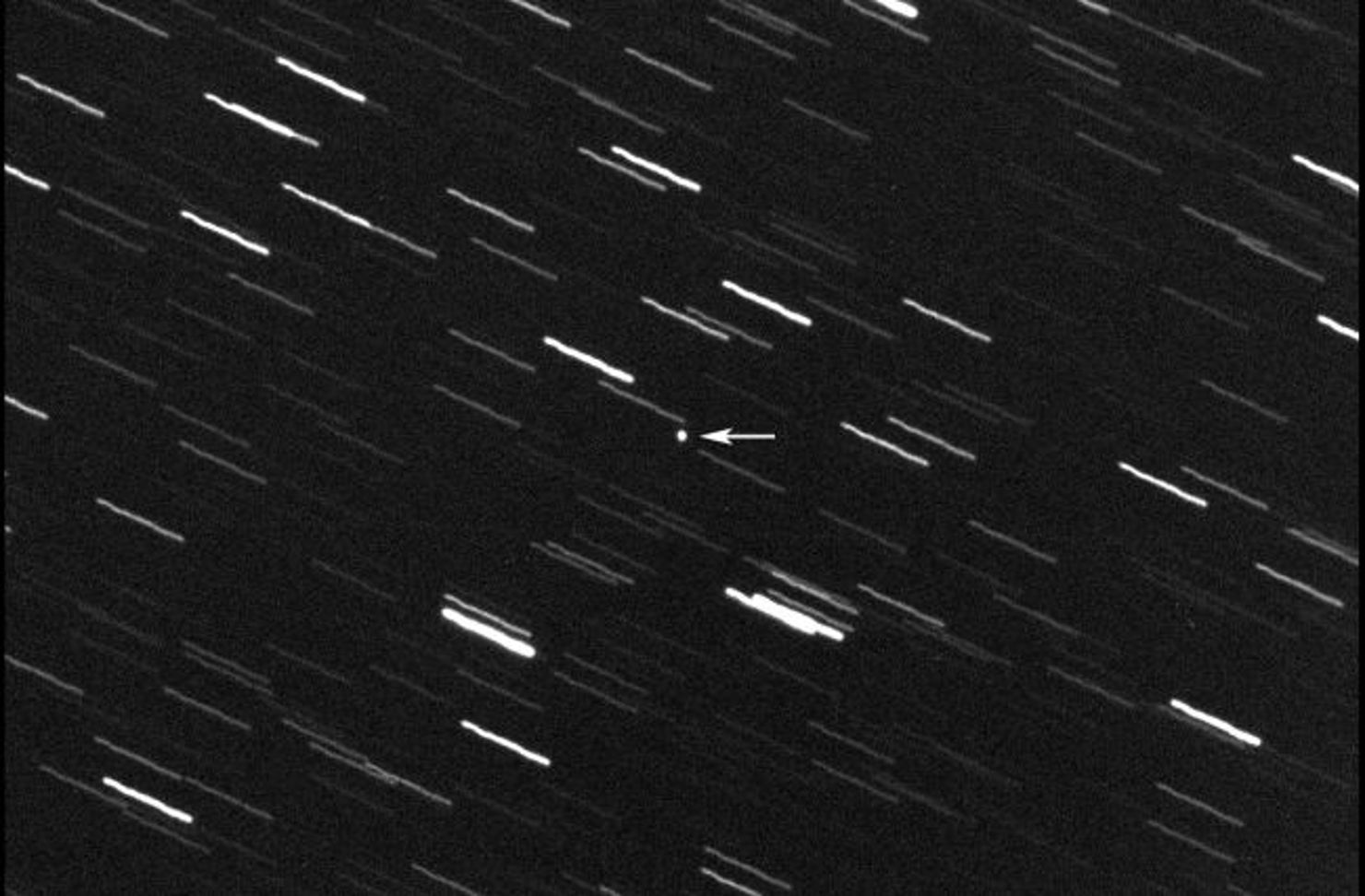 Jättelik asteroid passerar farligt nära jorden