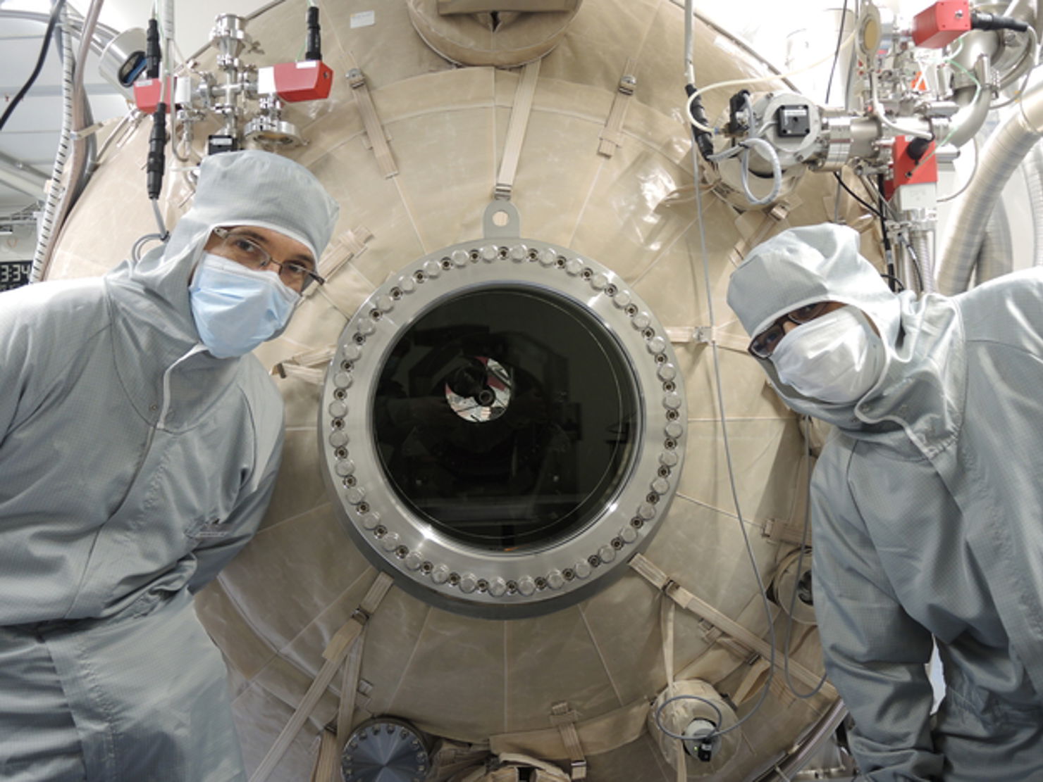 Rymdteleskopet Cheops genomgår tester i en termisk vakuumkammare.