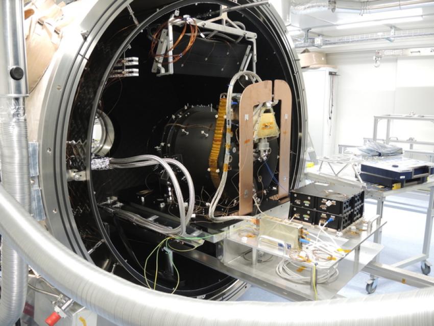 CHEOPS vetenskapliga instrumentet är här på väg in i en termisk vakuumkammare för testning vid Berns universitet.