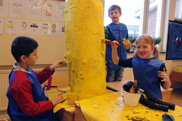 Visar, Simon och Ida visar glatt upp sin knallgula rymdraket. 