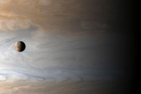 Jupiter och en av dess månar, Io.