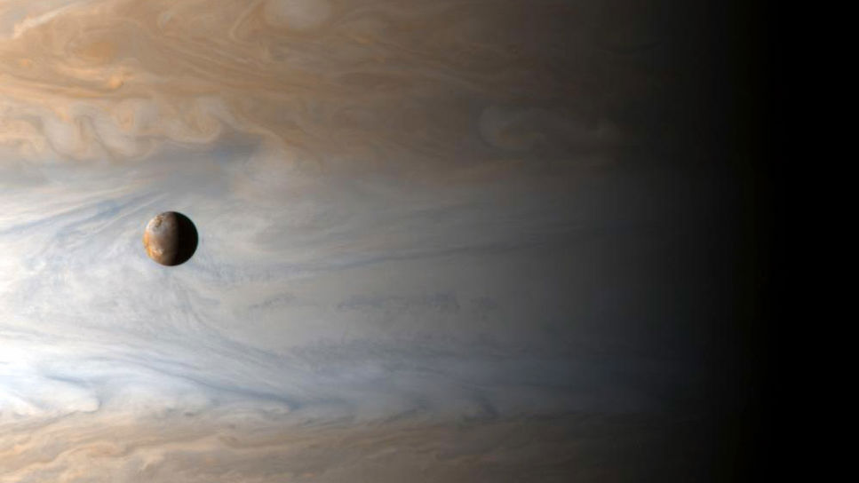 Jupiter och en av dess månar, Io.