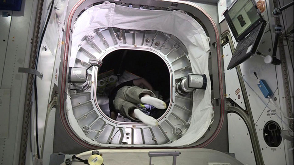 Här glider astronauten Jeff Williams in i ISS nya modul Beam.