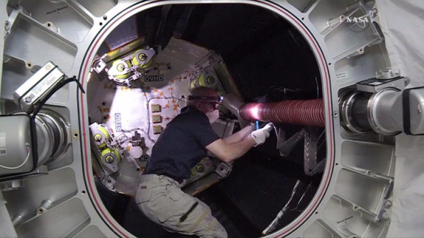 Astronauten Jeff Williams kontrollerar så att allt står rätt till inne i Beam.