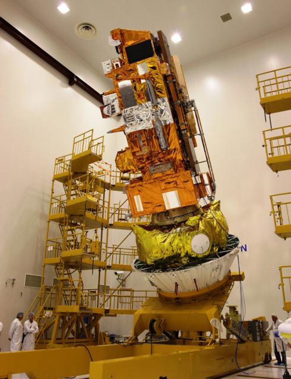 MetOp-B redo att kapslas in i Soyuz raketen. 