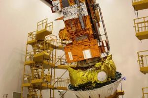 metop_fregat1.jpg MetOp-B redo att kapslas in i Soyuz raketen.