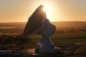 ESA_s_fourth_deep_space_antenna_in_New_Norcia_Australia_pillars.jpg En stor antenn i motljus