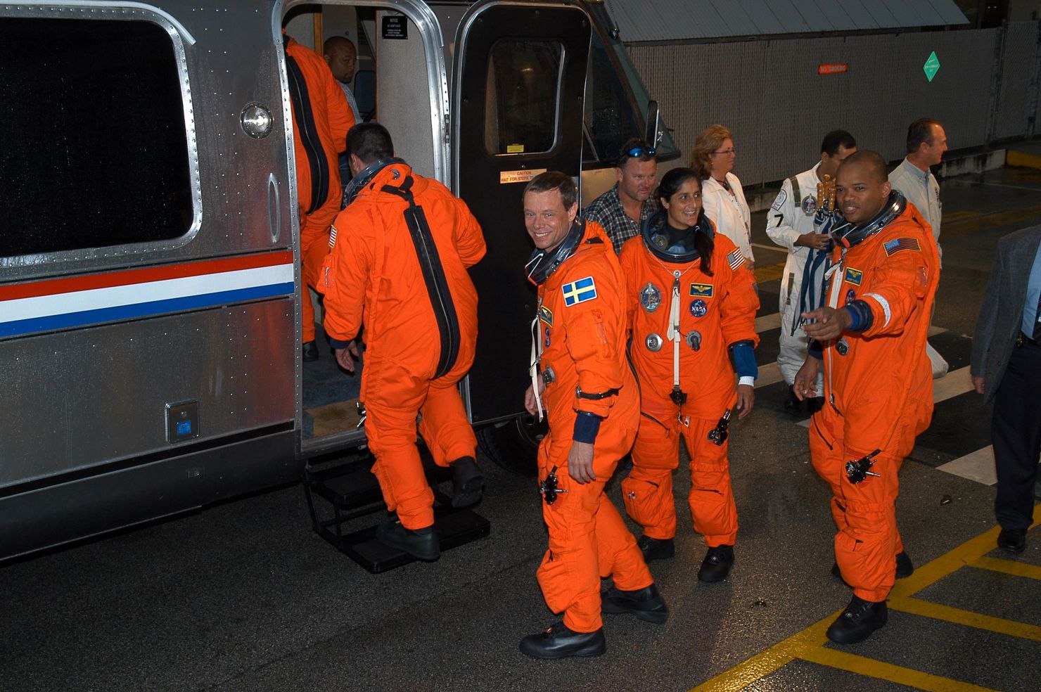 06pd2597.jpg Besättningen iklädda de orangea rymddräkterna.