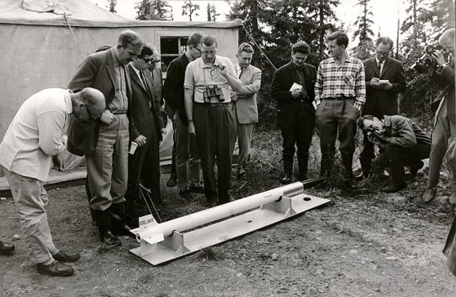 Bilden är tagen vid pressvisningen vid startplatsen den 9 augusti 1961. Mannen med kikaren var försökledaren Tord Lundblad. Mannen i den rutiga skjortan är professor Bert Bolin, Meteorologiska Institutionen, Stockholms Universitet.