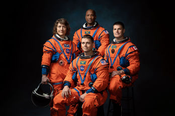Besättningen på NASA:s Artemis 2 (från vänster till höger): NASA-astronauterna Christina Hammock Koch, Reid Wiseman (sittande), Victor Glover och den kanadensiska rymdstyrelsens astronaut Jeremy Hansen.