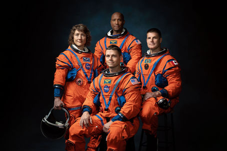 Artemis 2 besättning.jpg Besättningen på NASA:s Artemis 2 (från vänster till höger): NASA-astronauterna Christina Hammock Koch, Reid Wiseman (sittande), Victor Glover och den kanadensiska rymdstyrelsens astronaut Jeremy Hansen.