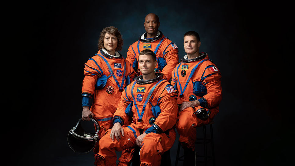 Besättningen på NASA:s Artemis 2 (från vänster till höger): NASA-astronauterna Christina Hammock Koch, Reid Wiseman (sittande), Victor Glover och den kanadensiska rymdstyrelsens astronaut Jeremy Hansen.