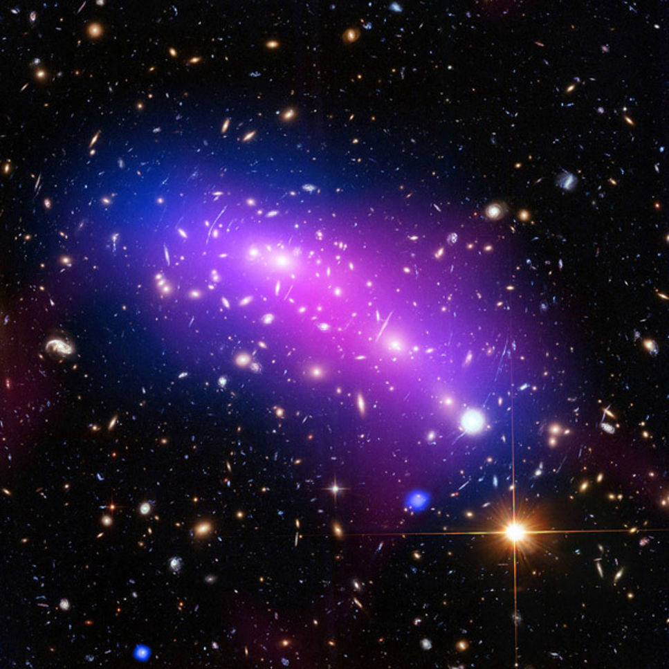 Två kolliderade galaxkluster fångade på bild av tre olika teleskop.