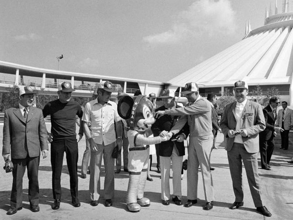 Dagens bild: Musse Pigg hälsar astronauter och kosmonauter välkomna