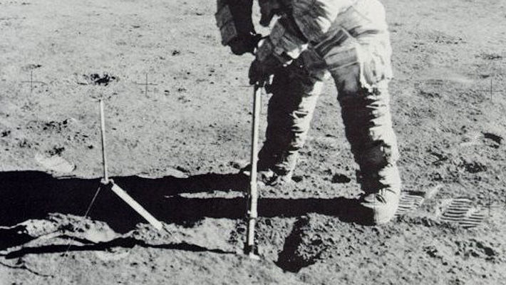 Astronauten Jim Irwin från Apollo 15 använder en skopa för att samla jordprover från månens yta