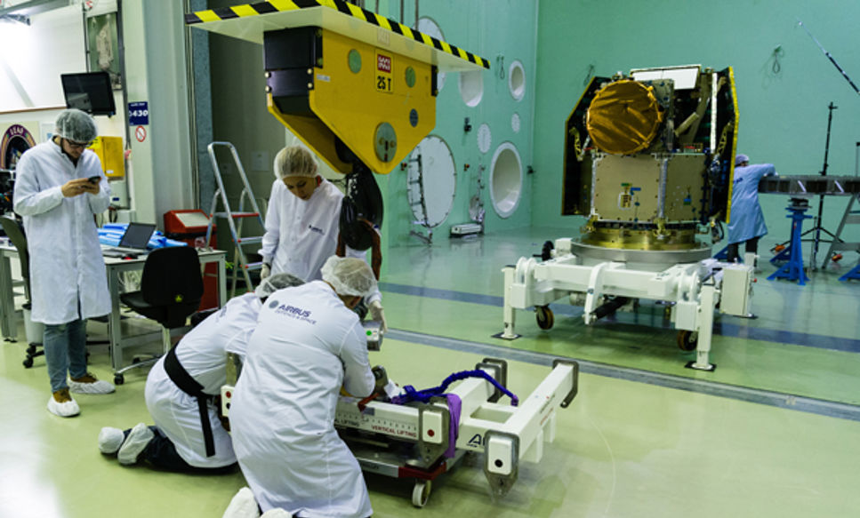 En testmodell av rymdteleskopet CHEOPS genomgår viktiga tester.