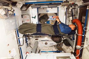 Nespoli_inside_sleeping_bag_in_Harmony_pillars_.jpg Astronaut på rymduppdrag