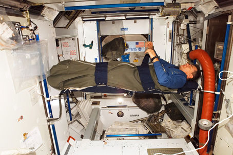 Nespoli_inside_sleeping_bag_in_Harmony_pillars_.jpg Astronaut på rymduppdrag