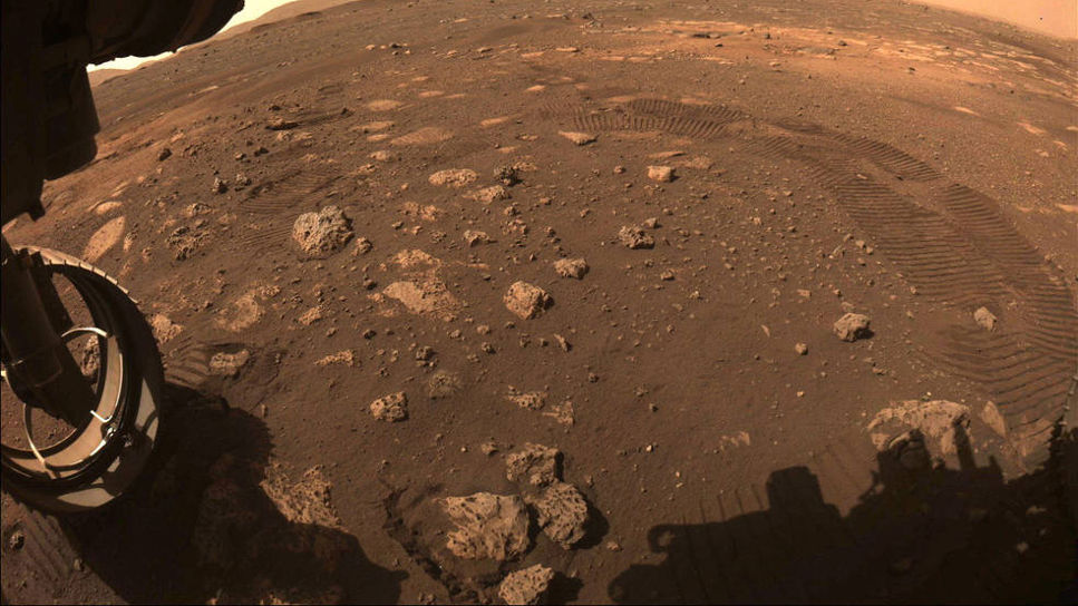 Den här bilden togs när Perseverance körde på Mars för första gången den 4 mars 2021.