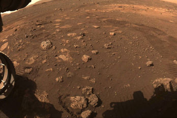 Den här bilden togs när Perseverance körde på Mars för första gången den 4 mars 2021.