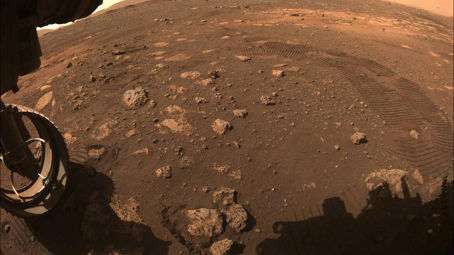 Den här bilden togs när Perseverance körde på Mars för första gången den 4 mars 2021.