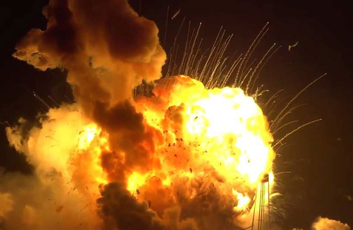 Obemannad raket exploderade direkt efter start