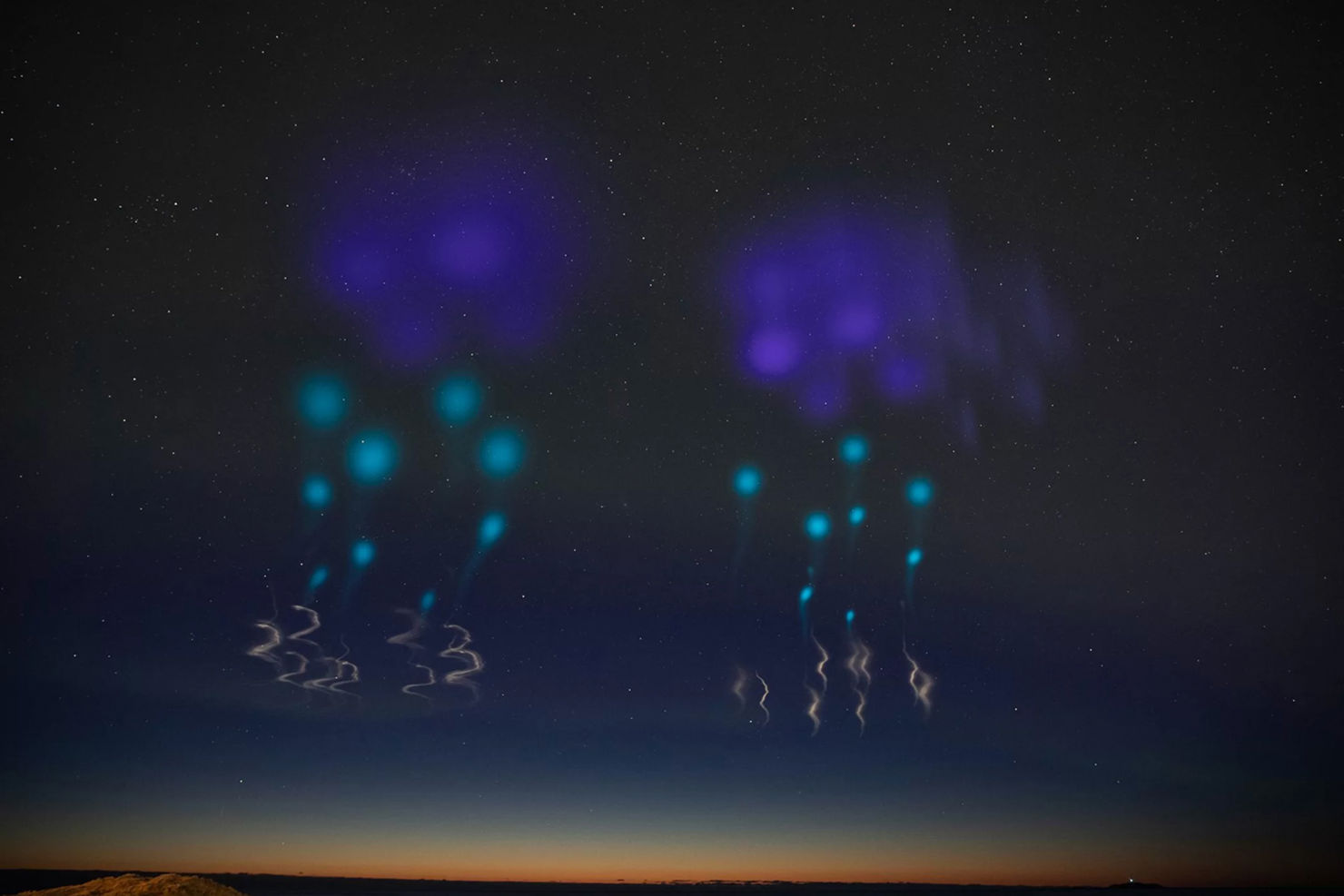 Mystiska ljusformationer på himlen