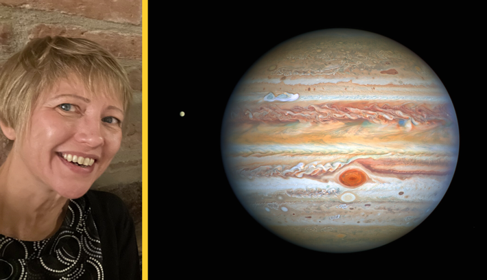 En glad kvinna bredvid en bild av planeten Jupiter