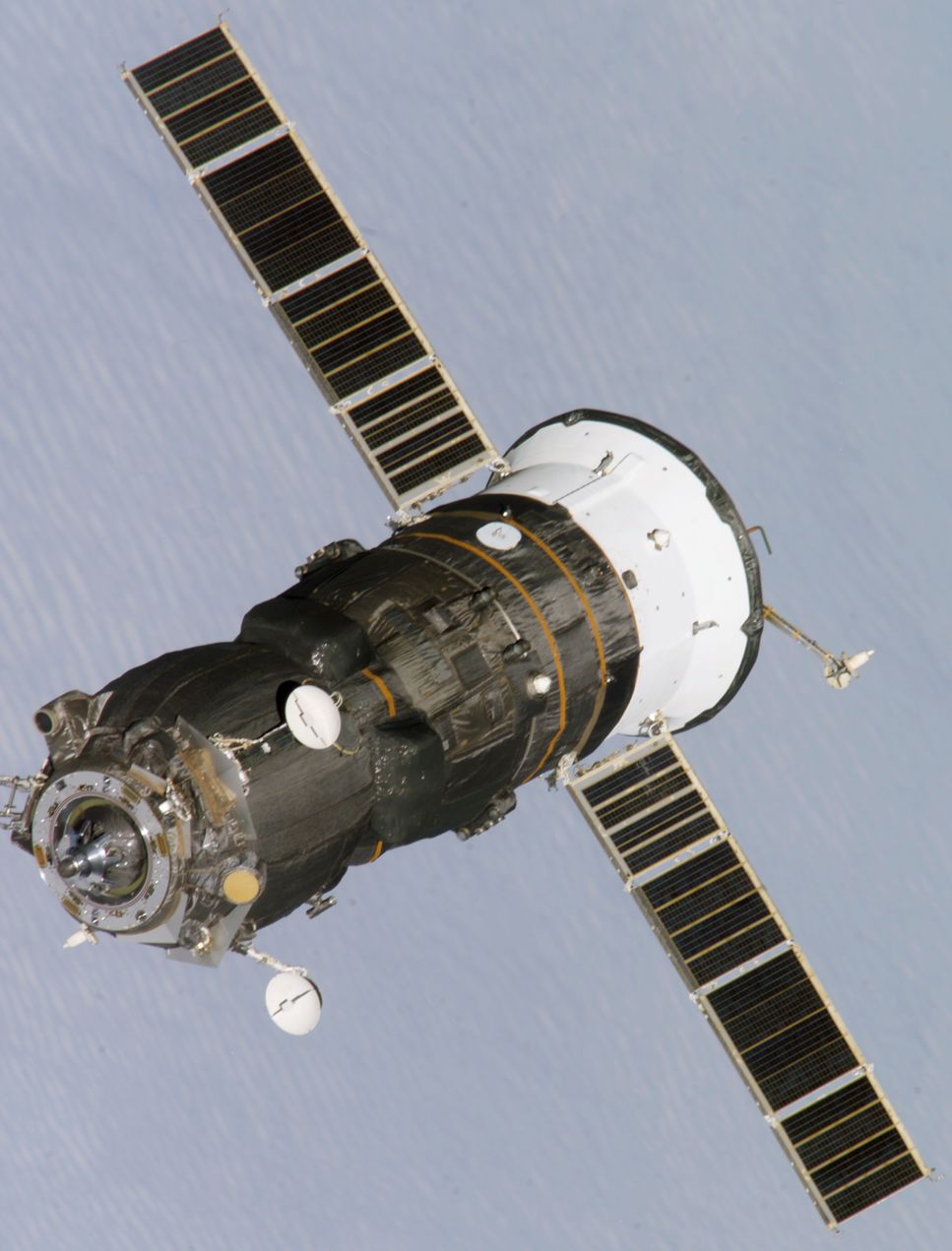 ISS_Progress_cargo_spacecraft.jpg Mat och vatten på väg till Internationella rymdstationen, ISS
