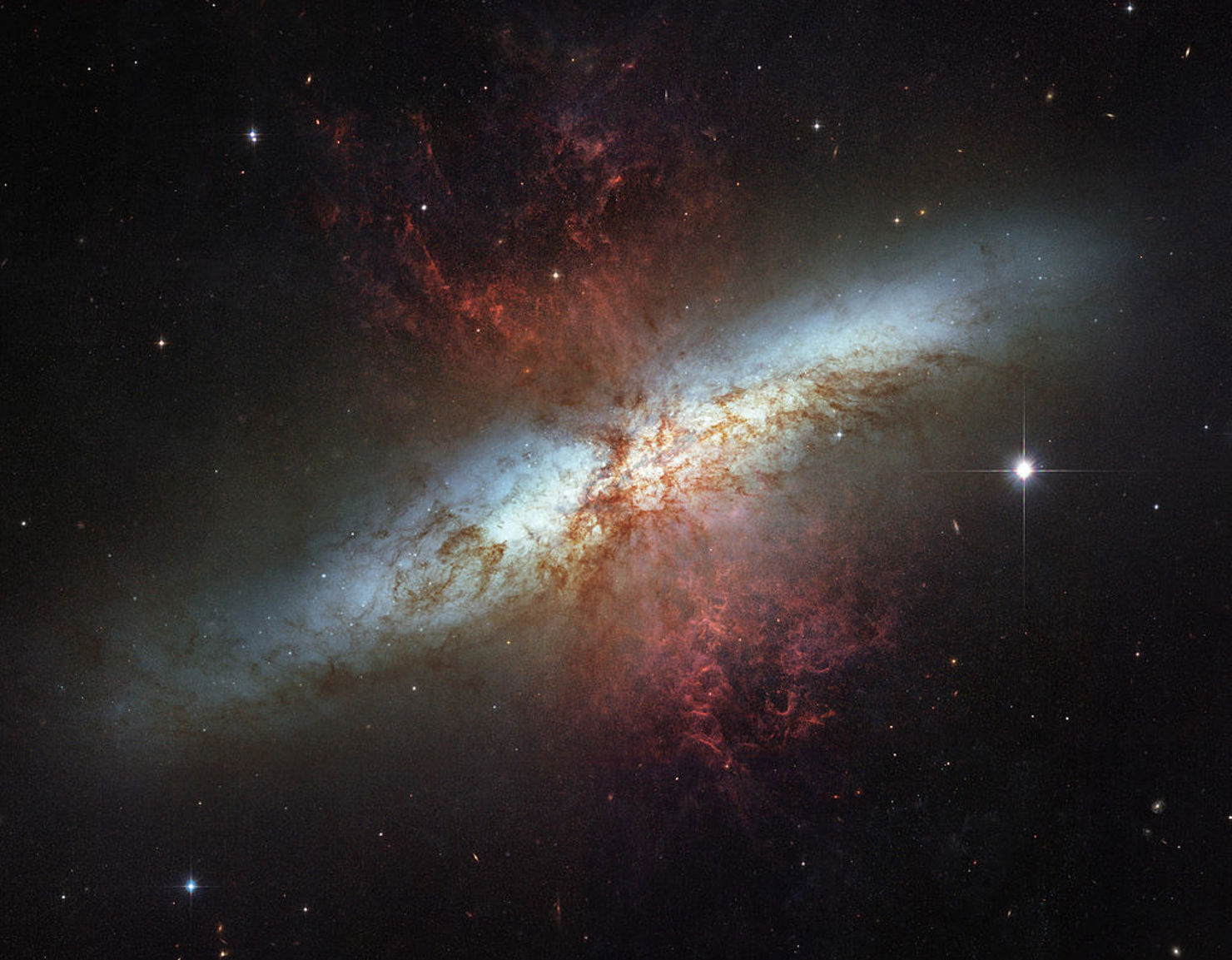 Galax-M82.jpg Bild av Cigarrgalaxen/ Messier 82 tagen av rymdteleskopet Hubble.