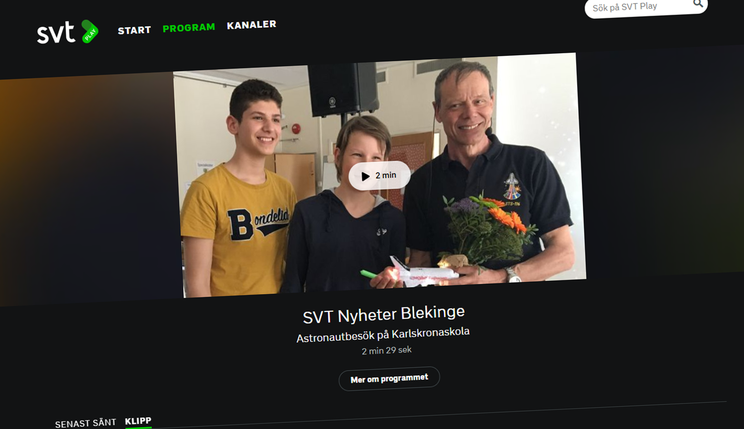 Eleverna Taha Jaafar och Isac Olander med astronauten Christer Fuglesang