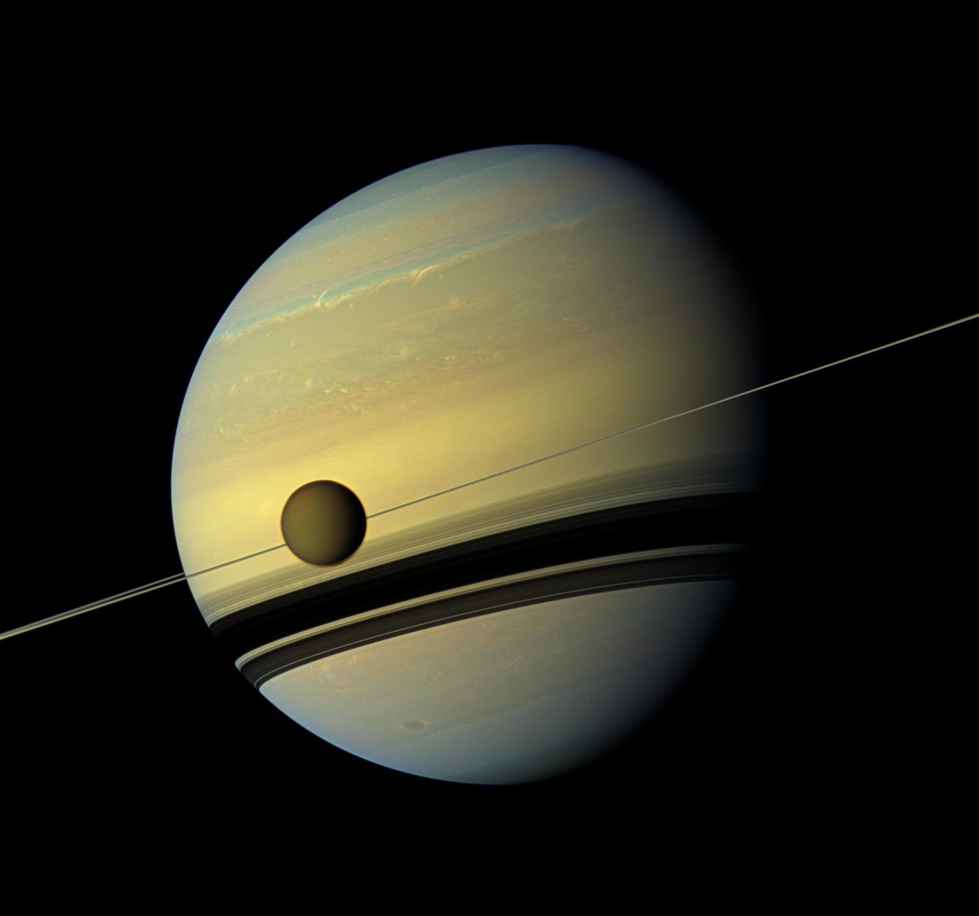 Titan drar sig bort fr&#xE5;n Saturnus i rekordfart