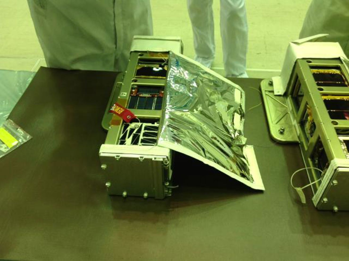 TechEdSat är satelliten med det röda bandet och triangulära solpanelerna