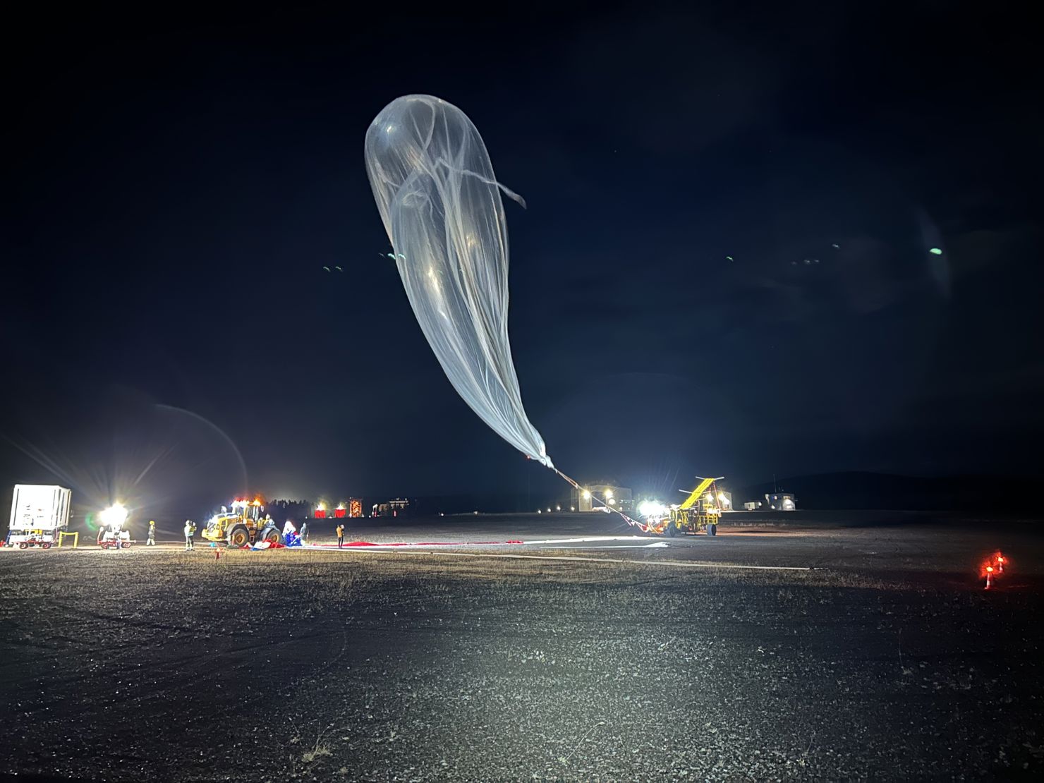 Launch_of_BEXUS_37.jpg En stor ballong släpps från en traktor i mörkret