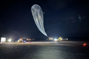 Launch_of_BEXUS_37.jpg En stor ballong släpps från en traktor i mörkret